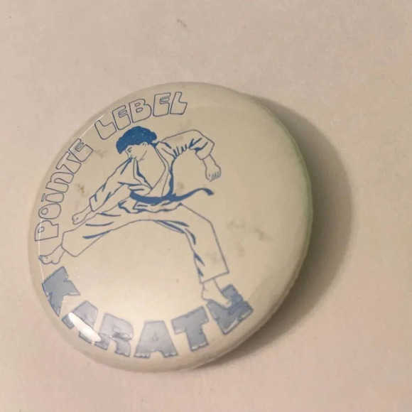 Vintage Karate Pin Back Button Pointe Lebel French Quebec - Picture 6 of 12